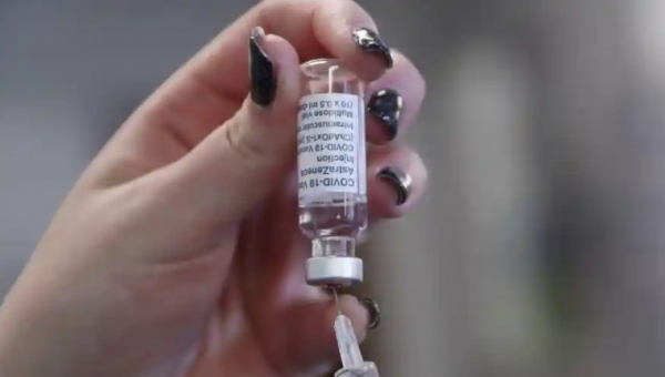 Financial Times: Πειραματόζωα όσοι εμβολιάζονται σε αυτή την φάση. Οι Γερμανοί βρήκαν τον μηχανισμό θρομβώσεων 