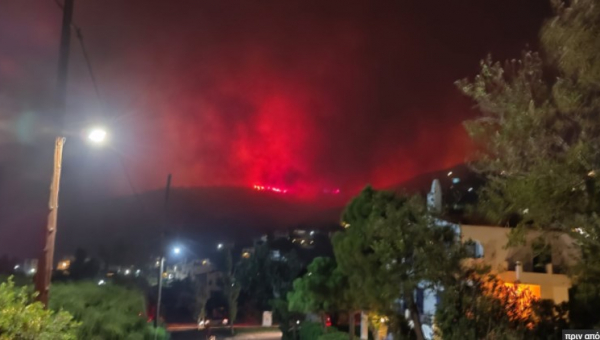 Εύβοια: Μεγάλη φωτιά στην Κάρυστο: Εκκενώνεται το Μαρμάρι - Δίπλα στα σπίτια οι φλόγες
